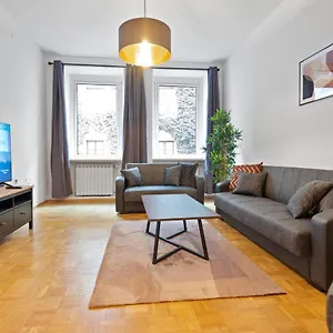 Flatista Homes - Old Town Apartment