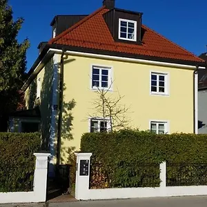 Helle Und Ruhige Dachgeschosswohnung Munich